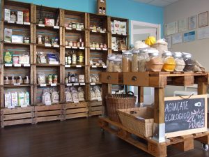 Nuevas estanterías, hechas por nuestras manitas, con cajas antiguas de fruta, recicladas de una cooperativa.